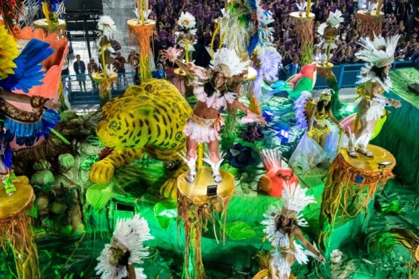 Un derroche de colores y emociones: el carnaval anual ha comenzado en Río de Janeiro
