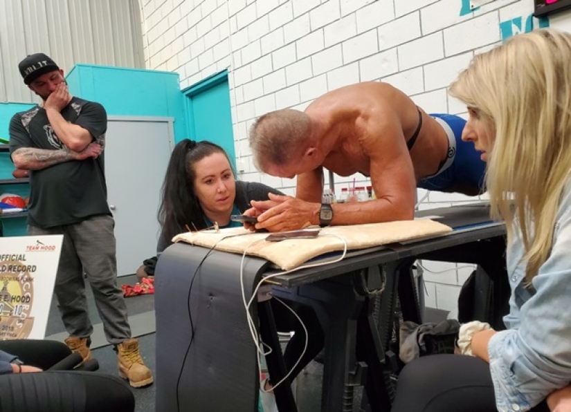 Un estadounidense de 62 años estableció un récord al permanecer más de 8 horas en el bar