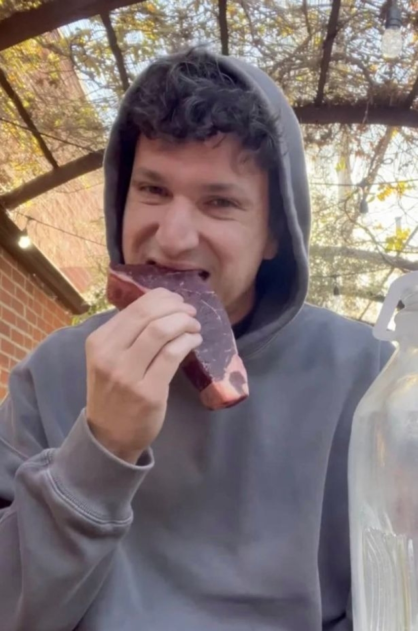 Un estadounidense solo come carne cruda para ver si"sobrevive"