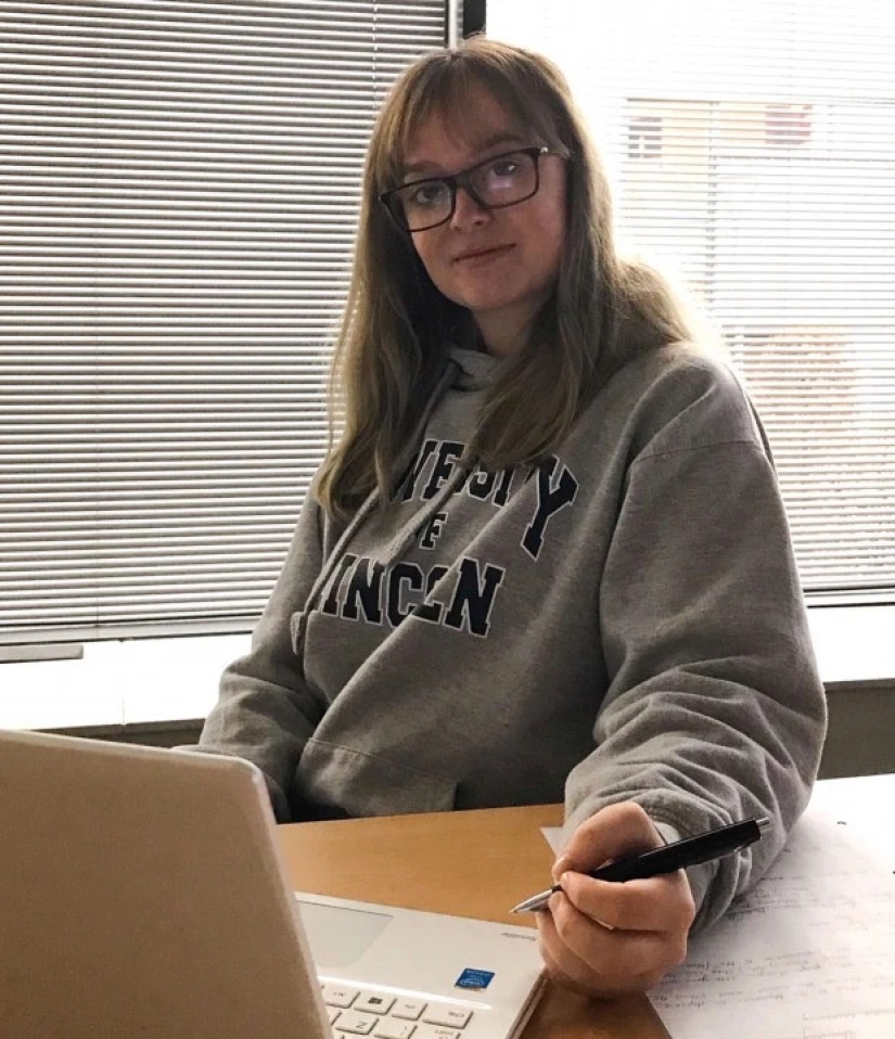 Un estudiante de 19 años se reúne con cinco "papás" que pagan por todo