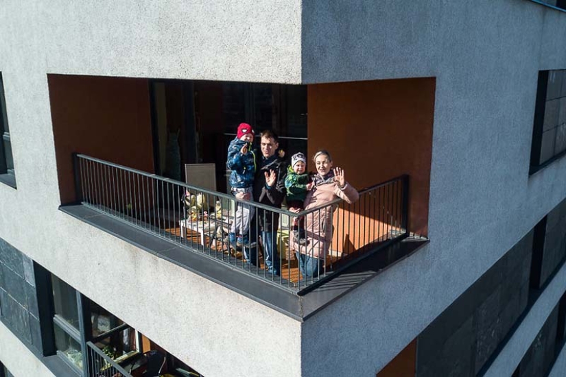 Un fotógrafo de Lituania con la ayuda de un dron espió lo que la gente está haciendo en cuarentena