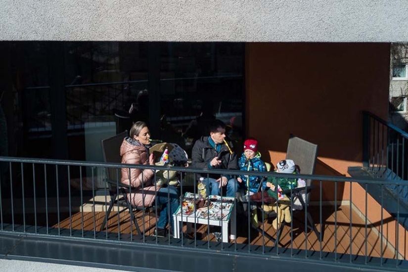 Un fotógrafo de Lituania con la ayuda de un dron espió lo que la gente está haciendo en cuarentena