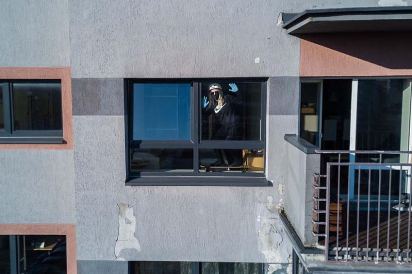 Un fotógrafo de Lituania con la ayuda de un dron espió lo que la gente está haciendo en cuarentena