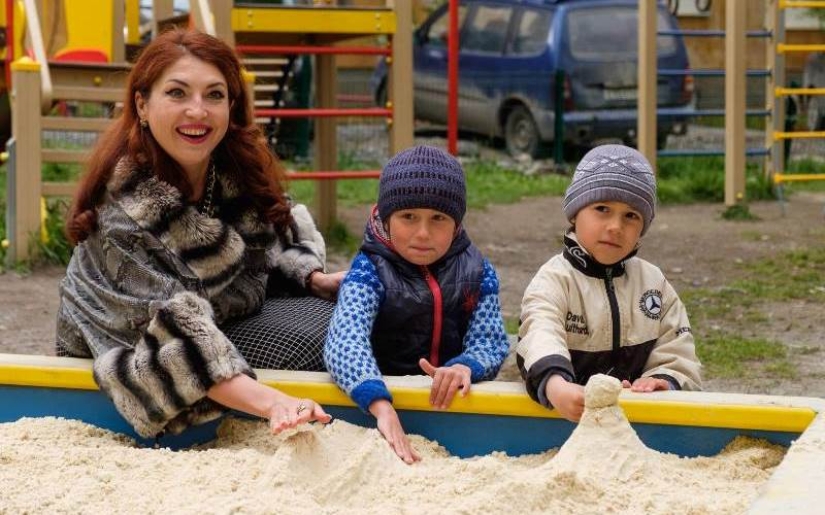 Un funcionario que dio arena a los niños fue regañado en línea