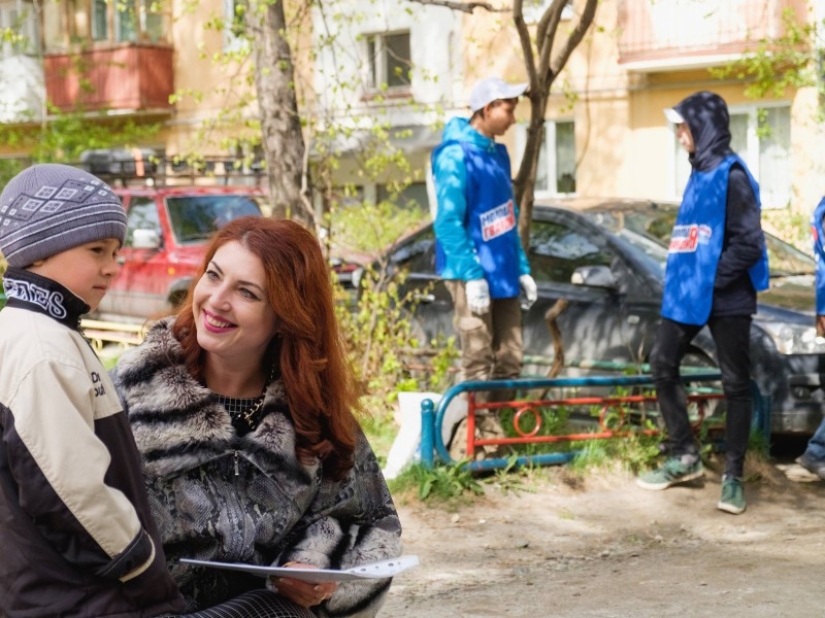 Un funcionario que dio arena a los niños fue regañado en línea