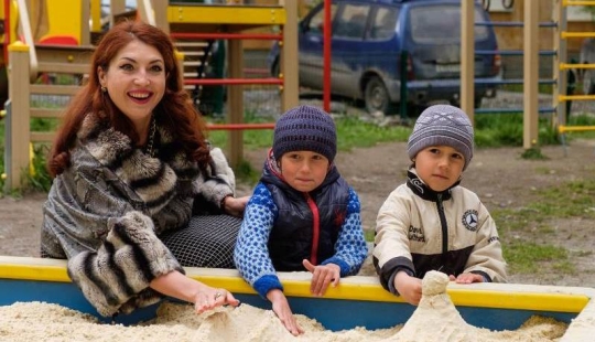 Un funcionario que dio arena a los niños fue regañado en línea