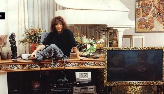 Un hilo épico con los atuendos e interiores de Valery Leontiev en el mismo estilo apareció en Twitter