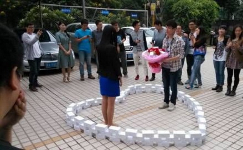 Un hombre chino le tendió un corazón de 25 iPhone X para proponerle matrimonio a una chica, y ella estuvo de acuerdo Un hombre chino le tendió un corazón de 25 iPhone X para proponerle matrimonio a una chica, y ella estuvo de acuerdo