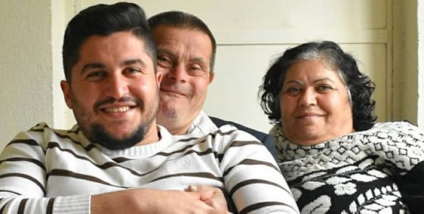 Un hombre con síndrome de Down se convirtió en padre y ahora está orgulloso de su hijo médico