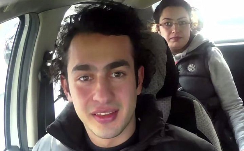 Un hombre sordo se conmovió hasta las lágrimas después de enterarse de que los residentes de su vecindario habían aprendido el lenguaje de señas para hablar con él Un hombre sordo se conmovió hasta las lágrimas después de enterarse de que los residentes de su vecindario habían aprendido el lenguaje de señas para hablar con él