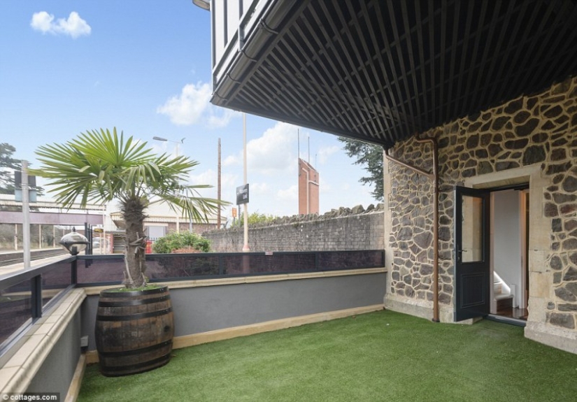 Un hotel, después de una noche en la que soñarás durante mucho tiempo con el silbido de una locomotora Un hotel, después de una noche en la que soñarás durante mucho tiempo con el silbido de una locomotora