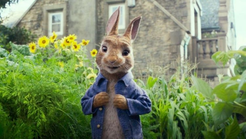 Un importante conejo blanco cabalga por Londres como una liebre Un importante conejo blanco cabalga por Londres como una liebre