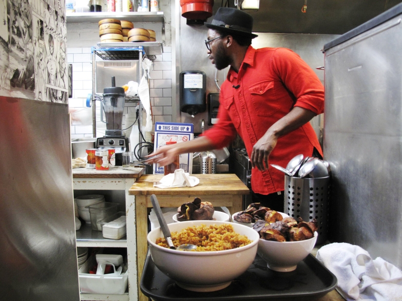 ¿Un impuesto a los colonialistas o al racismo por el contrario? Nigeriano vende food 18 más comida a blancos