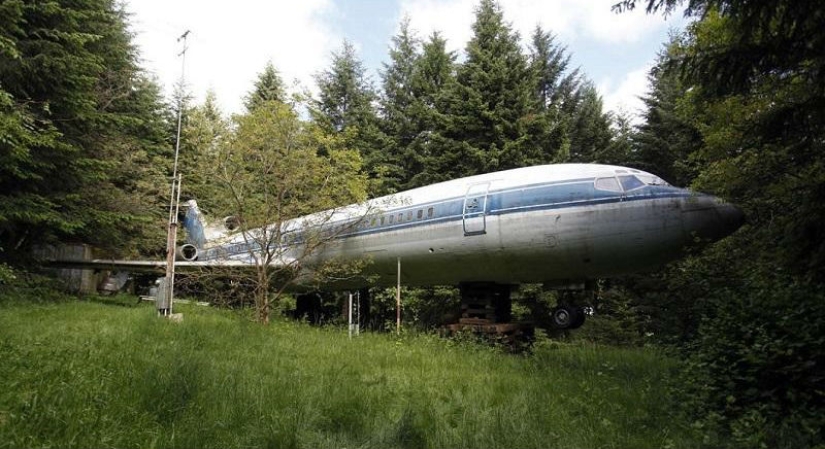 Un jubilado se construyó una casa en medio del bosque desde un avión Boeing 727 Un jubilado se construyó una casa en medio del bosque desde un avión Boeing 727