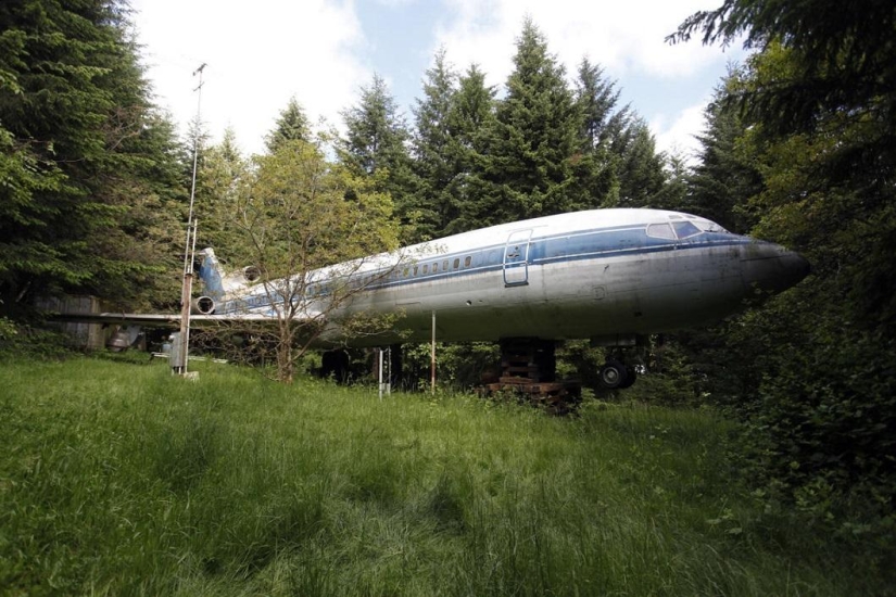 Un jubilado se construyó una casa en medio del bosque desde un avión Boeing 727 Un jubilado se construyó una casa en medio del bosque desde un avión Boeing 727