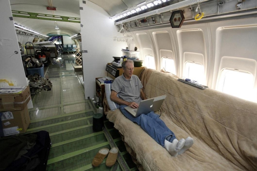 Un jubilado se construyó una casa en medio del bosque desde un avión Boeing 727 Un jubilado se construyó una casa en medio del bosque desde un avión Boeing 727
