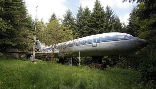Un jubilado se construyó una casa en medio del bosque desde un avión Boeing 727 Un jubilado se construyó una casa en medio del bosque desde un avión Boeing 727