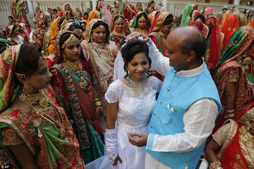 Un magnate de los diamantes en la India organizó una boda para 250 parejas pobres a la vez, y resultó lujosamente