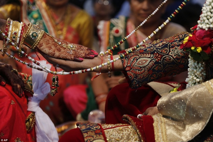 Un magnate de los diamantes en la India organizó una boda para 250 parejas pobres a la vez, y resultó lujosamente