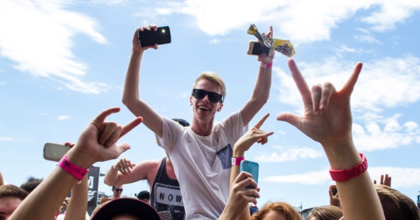 Un millonario está buscando un compañero que pase el rato con él en festivales de música por una tarifa