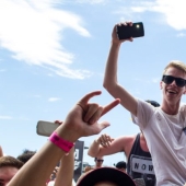 Un millonario está buscando un compañero que pase el rato con él en festivales de música por una tarifa