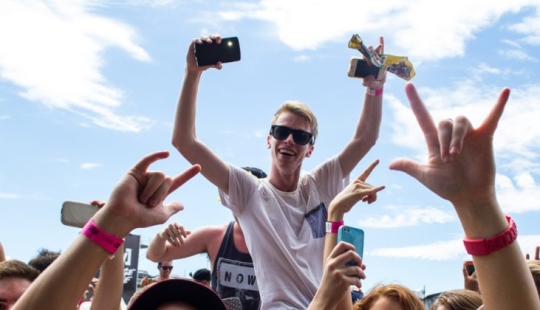 Un millonario está buscando un compañero que pase el rato con él en festivales de música por una tarifa