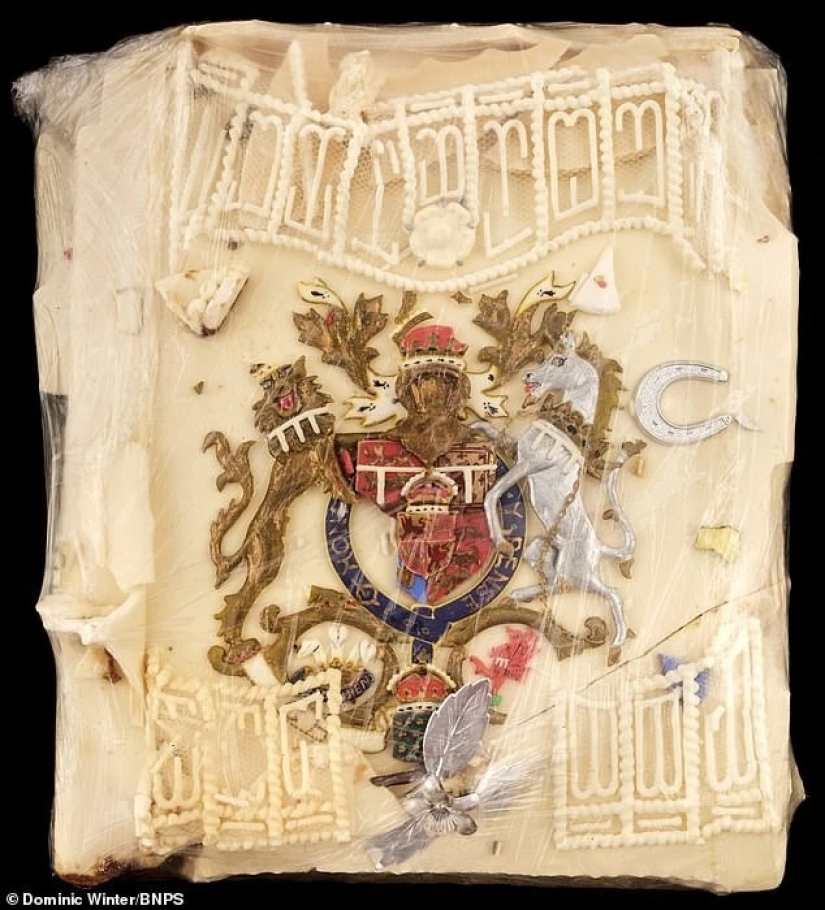 Un pedazo de pastel de la boda de la princesa Diana y el príncipe Carlos se vendió en una subasta Un pedazo de pastel de la boda de la princesa Diana y el príncipe Carlos se vendió en una subasta