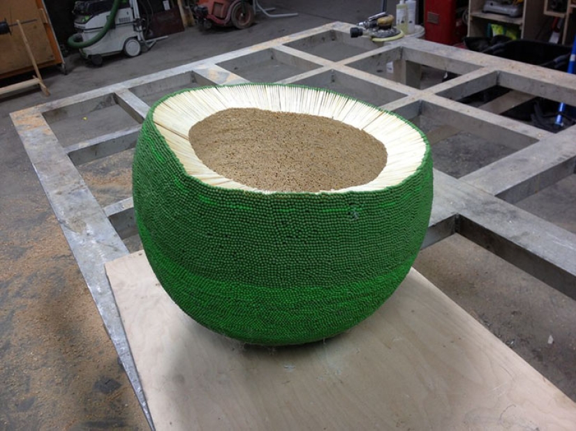 Un usuario de Reddit pasó un año pegando una esfera de 42 mil fósforos para quemarla más tarde Un usuario de Reddit pasó un año pegando una esfera de 42 mil fósforos para quemarla más tarde