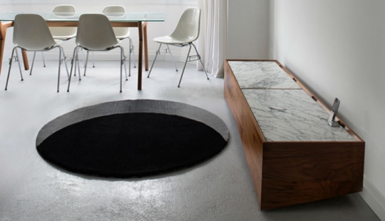 Una alfombra en forma de agujero negro para asustar a los invitados Una alfombra en forma de agujero negro para asustar a los invitados