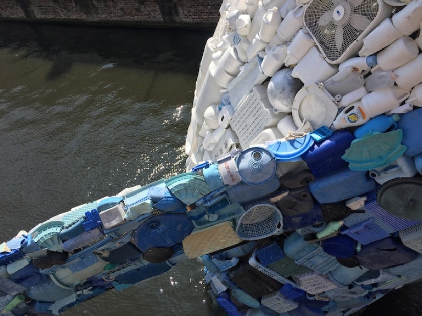 Una ballena de cuatro pisos con cinco toneladas de basura como prueba de que estamos dañando demasiado nuestro planeta