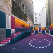 Una cancha de baloncesto que parece virtual