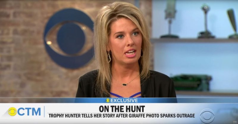 Una cazadora sedienta de sangre mató a una rara jirafa negra y cosió una funda de su piel