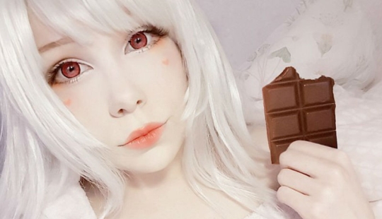 Una enfermera por la tarde, una muñeca por la noche: una sueca de 20 años "se movió"