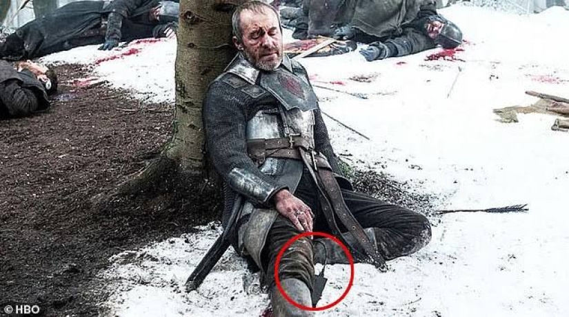 Una espada de goma y un campesino en jeans: cada vez se encuentran más clips de películas en Game of Thrones
