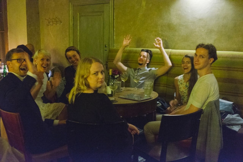 Una excelente manera de ahorrar dinero: una fotógrafa estonia filmó su boda ella misma