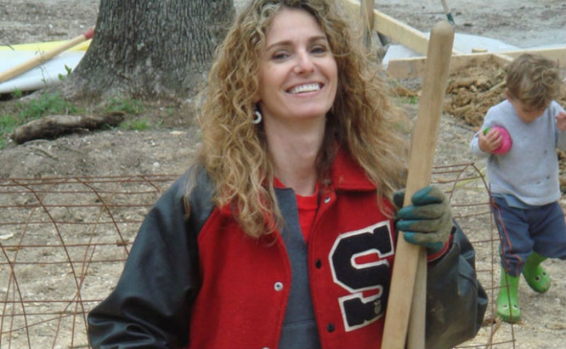 Una madre soltera construyó una casa con sus hijos, siguiendo instrucciones en video en YouTube