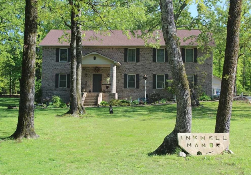 Una madre soltera construyó una casa con sus hijos, siguiendo instrucciones en video en YouTube