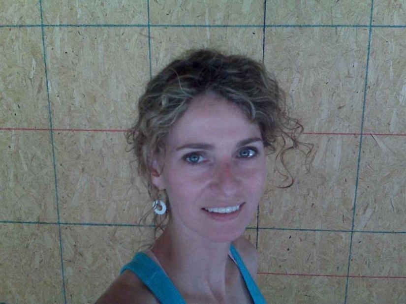 Una madre soltera construyó una casa con sus hijos, siguiendo instrucciones en video en YouTube