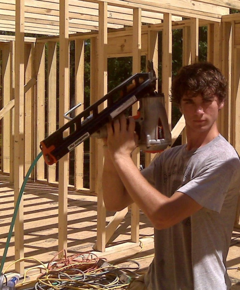 Una madre soltera construyó una casa con sus hijos, siguiendo instrucciones en video en YouTube