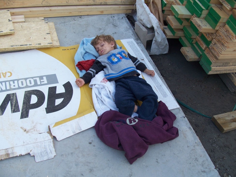 Una madre soltera construyó una casa con sus hijos, siguiendo instrucciones en video en YouTube