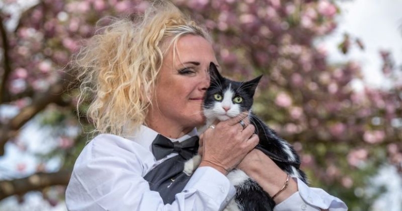 Una mujer británica se casó con un inmenso vestido que pesa 63 kilogramos