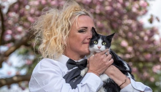 Una mujer británica se casó con un inmenso vestido que pesa 63 kilogramos Una mujer británica se casó con un inmenso vestido que pesa 63 kilogramos