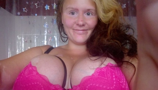 Una mujer con un tamaño de pecho 13 contó sobre su sufrimiento