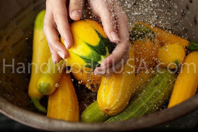 Una mujer que se gana la vida con sus manos, pero no de la manera que piensas