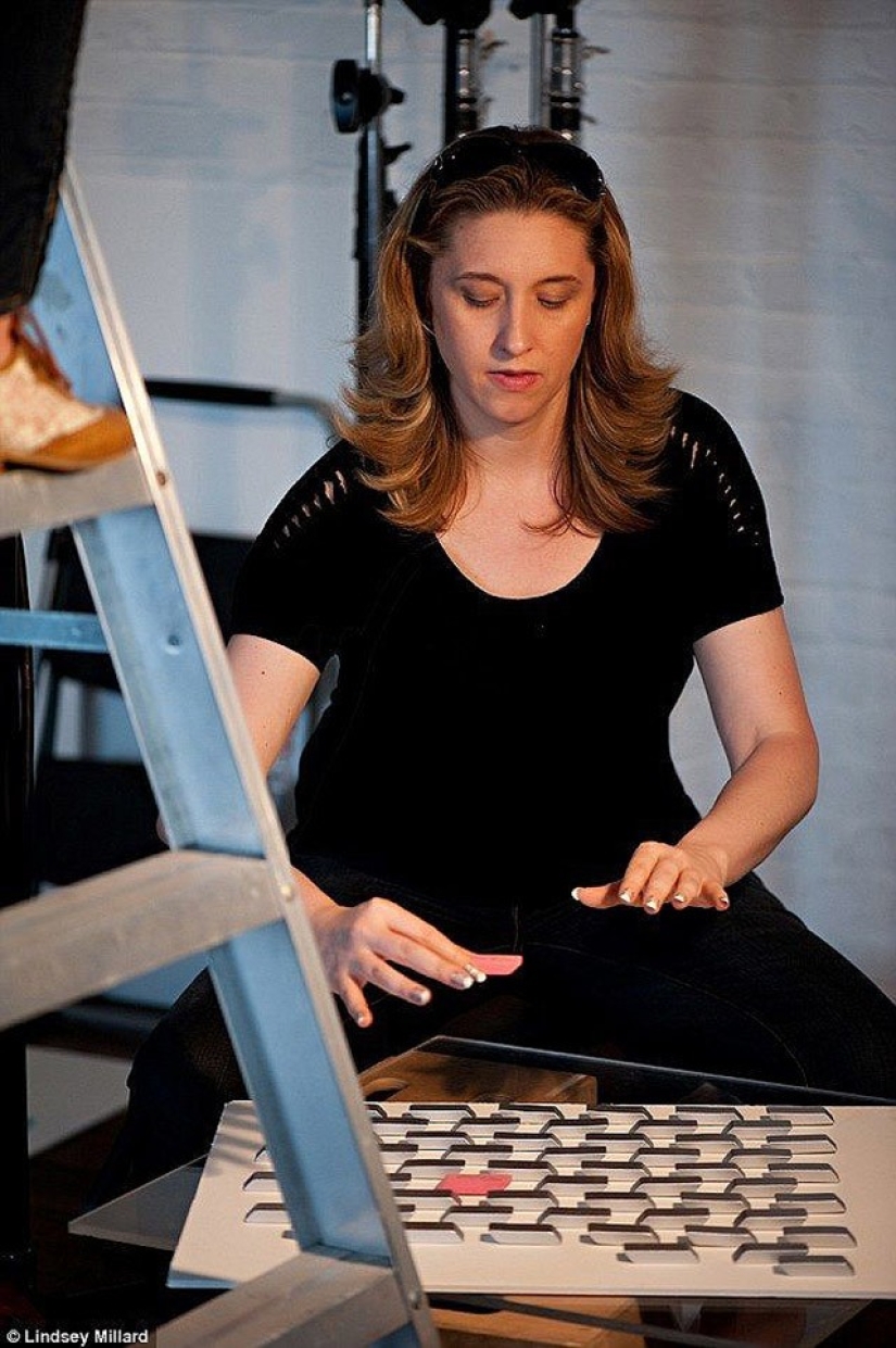 Una mujer que se gana la vida con sus manos, pero no de la manera que piensas