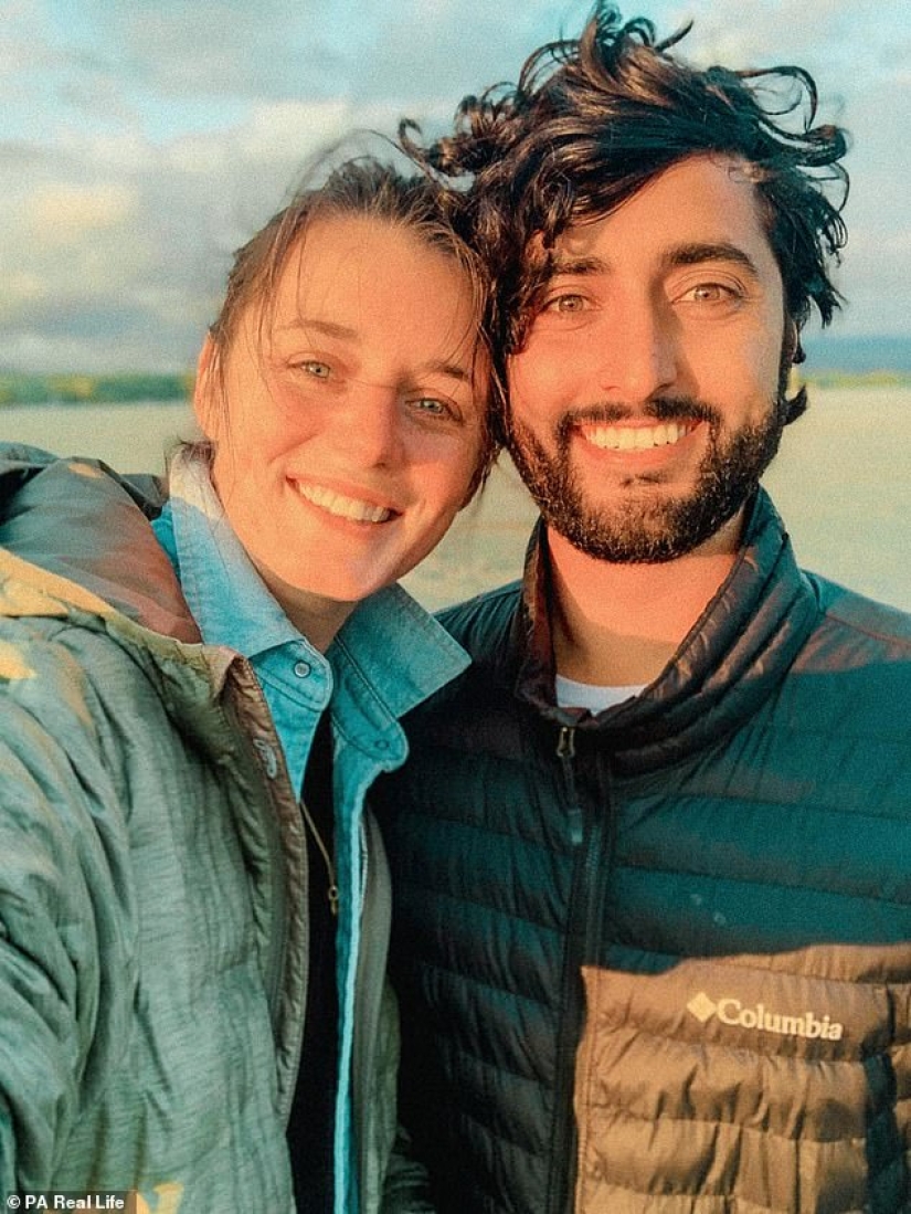 Una pareja cansada de Londres gastó £ 15,500 para convertir una camioneta obsoleta en una casa móvil, y ahora trabaja de forma remota tres días a la semana para viajar por el Reino Unido