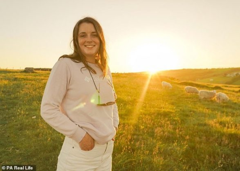 Una pareja cansada de Londres gastó £ 15,500 para convertir una camioneta obsoleta en una casa móvil, y ahora trabaja de forma remota tres días a la semana para viajar por el Reino Unido