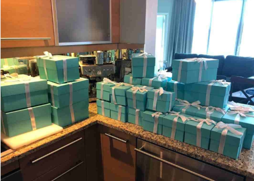 Una pareja de Estados Unidos vivía en el lujo a expensas de las autoridades, pero a los estafadores los regalaban alardeando en las redes sociales Una pareja de Estados Unidos vivía en el lujo a expensas de las autoridades, pero a los estafadores los regalaban alardeando en las redes sociales