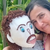 Una residente de Brasil se casó con una muñeca y dio a luz a su hijo