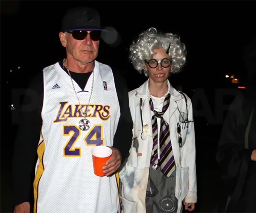 Una vaina gigante y una monja borracha: Harrison Ford es el rey de Halloween